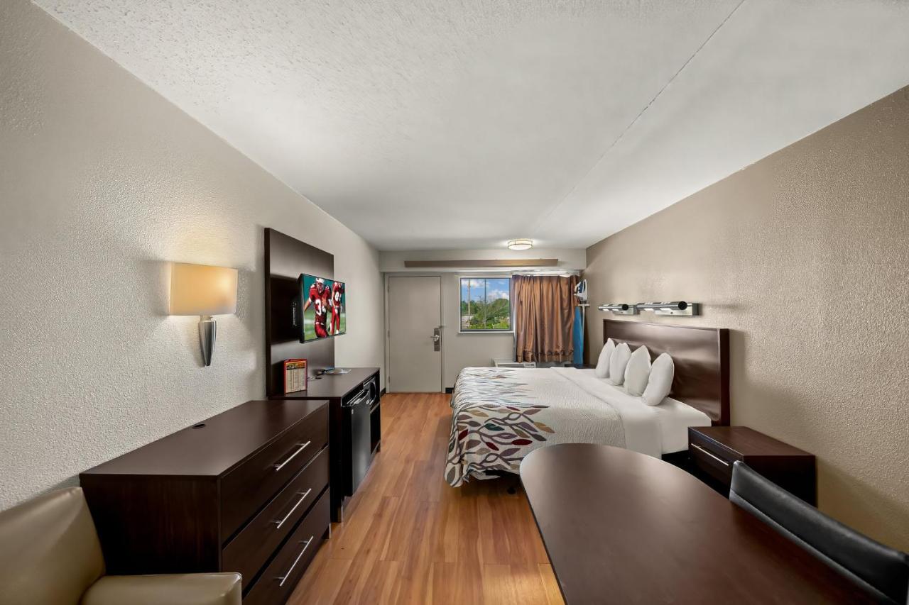 Superior King Room Non-Smoking at Red Roof Inn Dallas - DFW Airport North