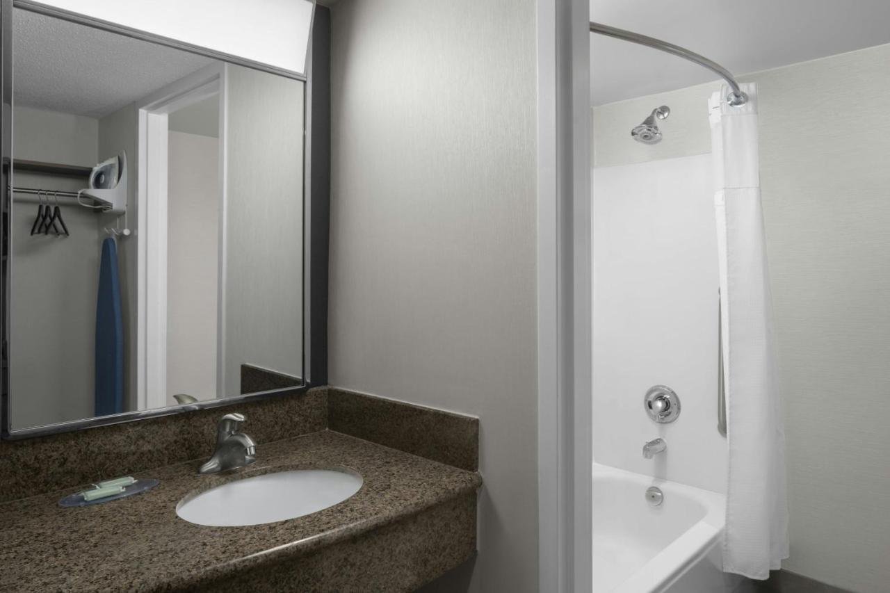 Execitive King Corner Room at Courtyard by Marriott Atlanta Buckhead