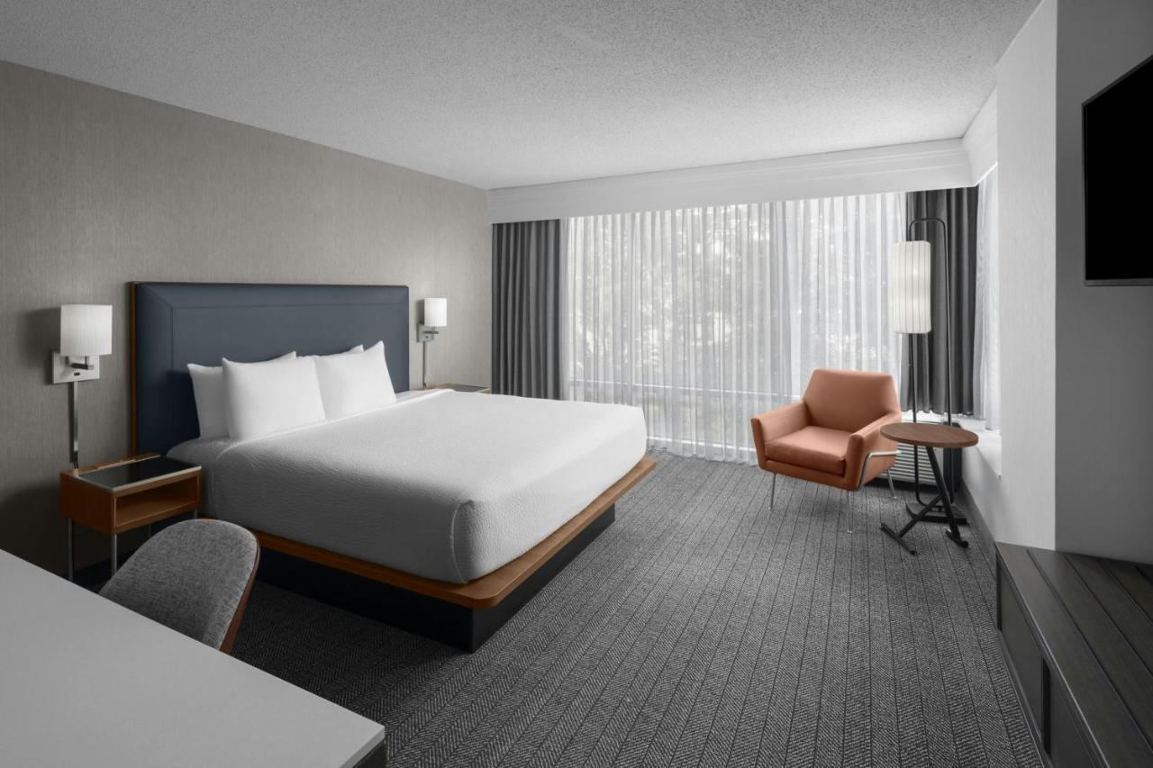 Execitive King Corner Room at Courtyard by Marriott Atlanta Buckhead