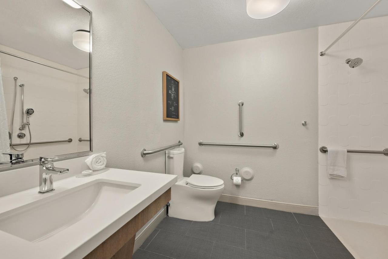 Queen Studio Suite with Roll-In Shower - Mobility Accessible at Sonesta Simply Suites Birmingham Hoover