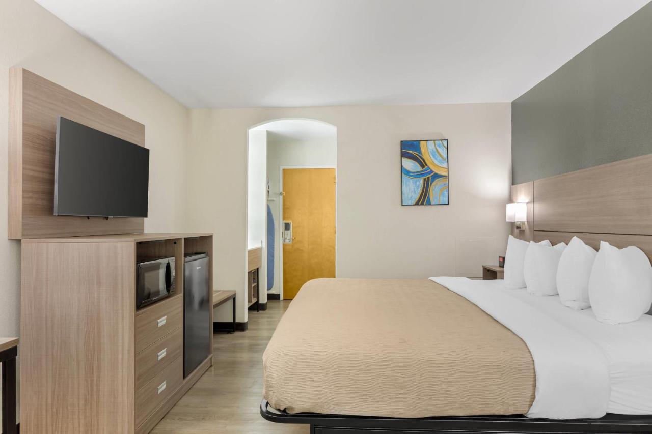 King Room - Non-Smoking at Quality Inn Washington