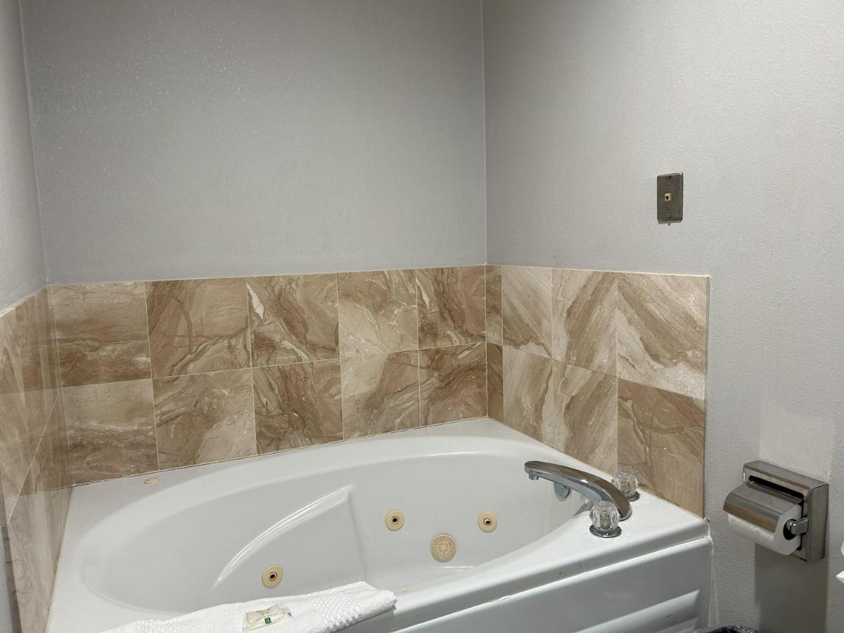 King Room - Accessible/Smoking at Quality Inn & Suites Tarboro - Kingsboro