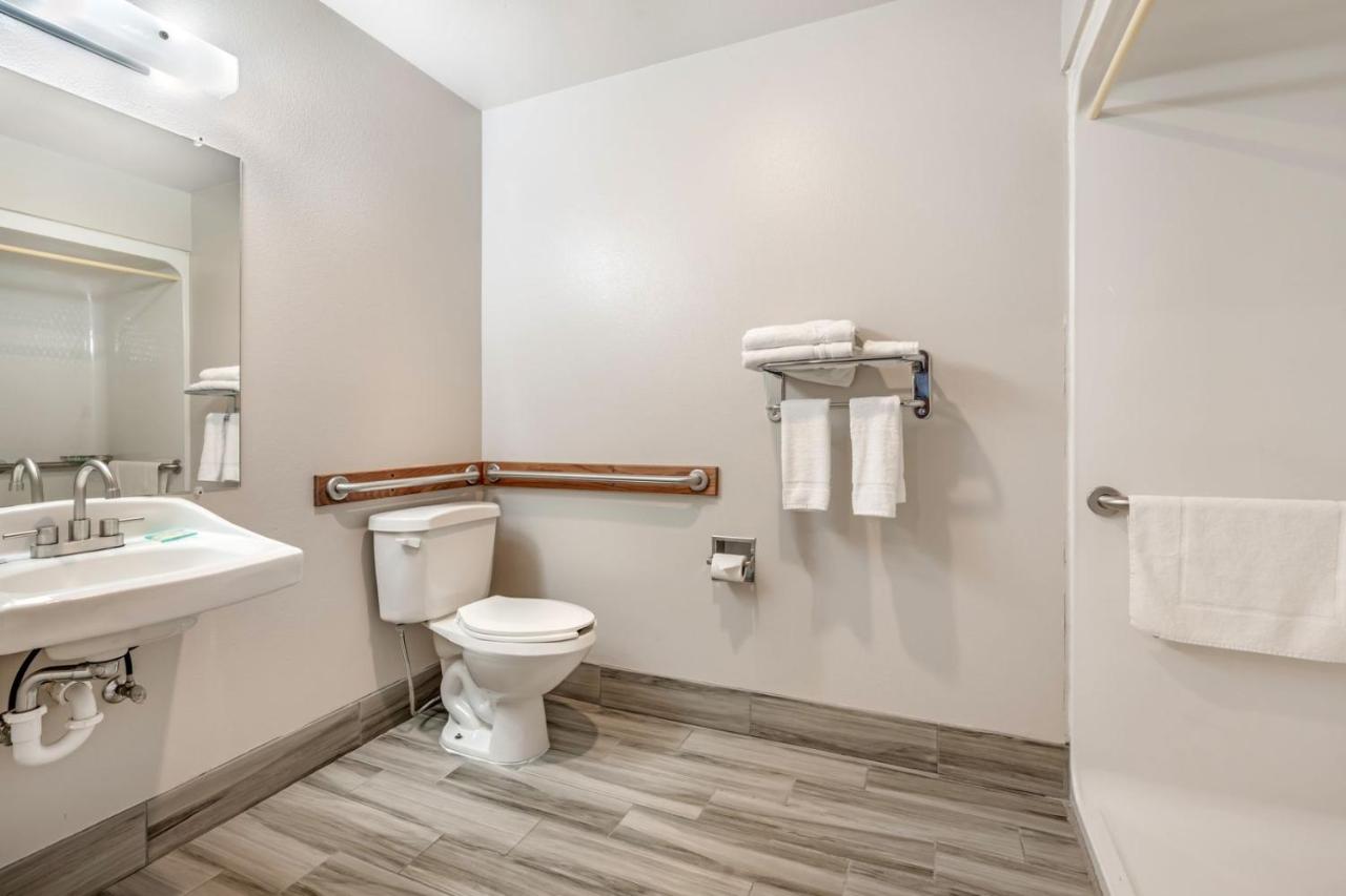 | Colstrip Inn & Suites