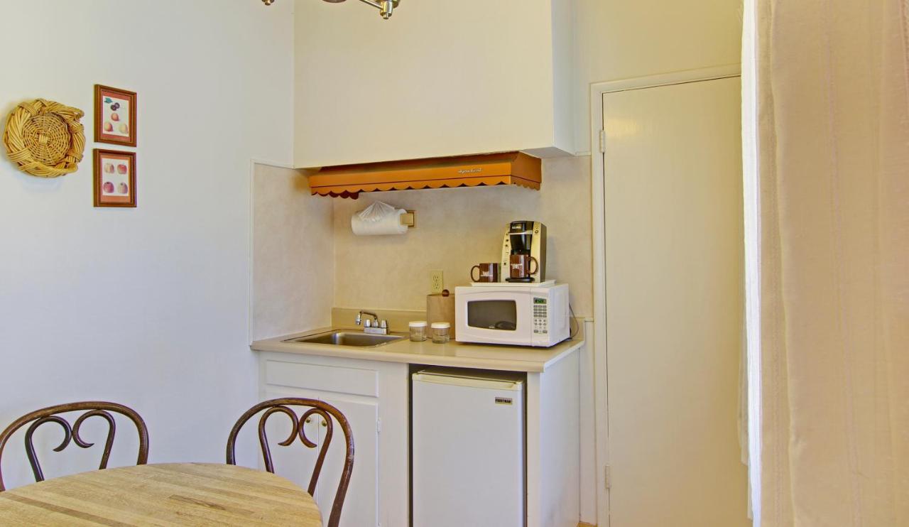 Classic Queen Suite - Pet Friendly at Svendsgaard's Inn