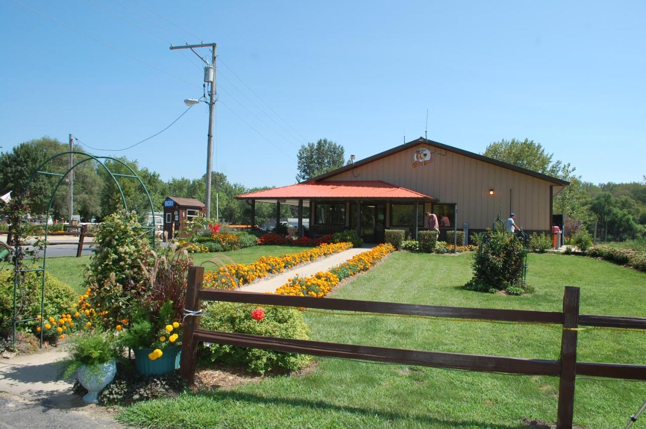 | O'Connell's RV Campground Lakefront Cabin 9