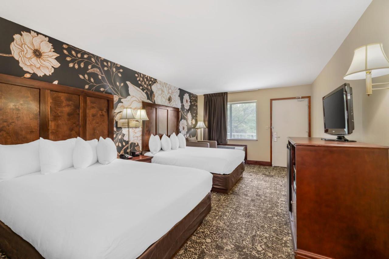 Queen Room with Two Queen Beds - Non-Smoking at Quality Inn Eureka Springs South