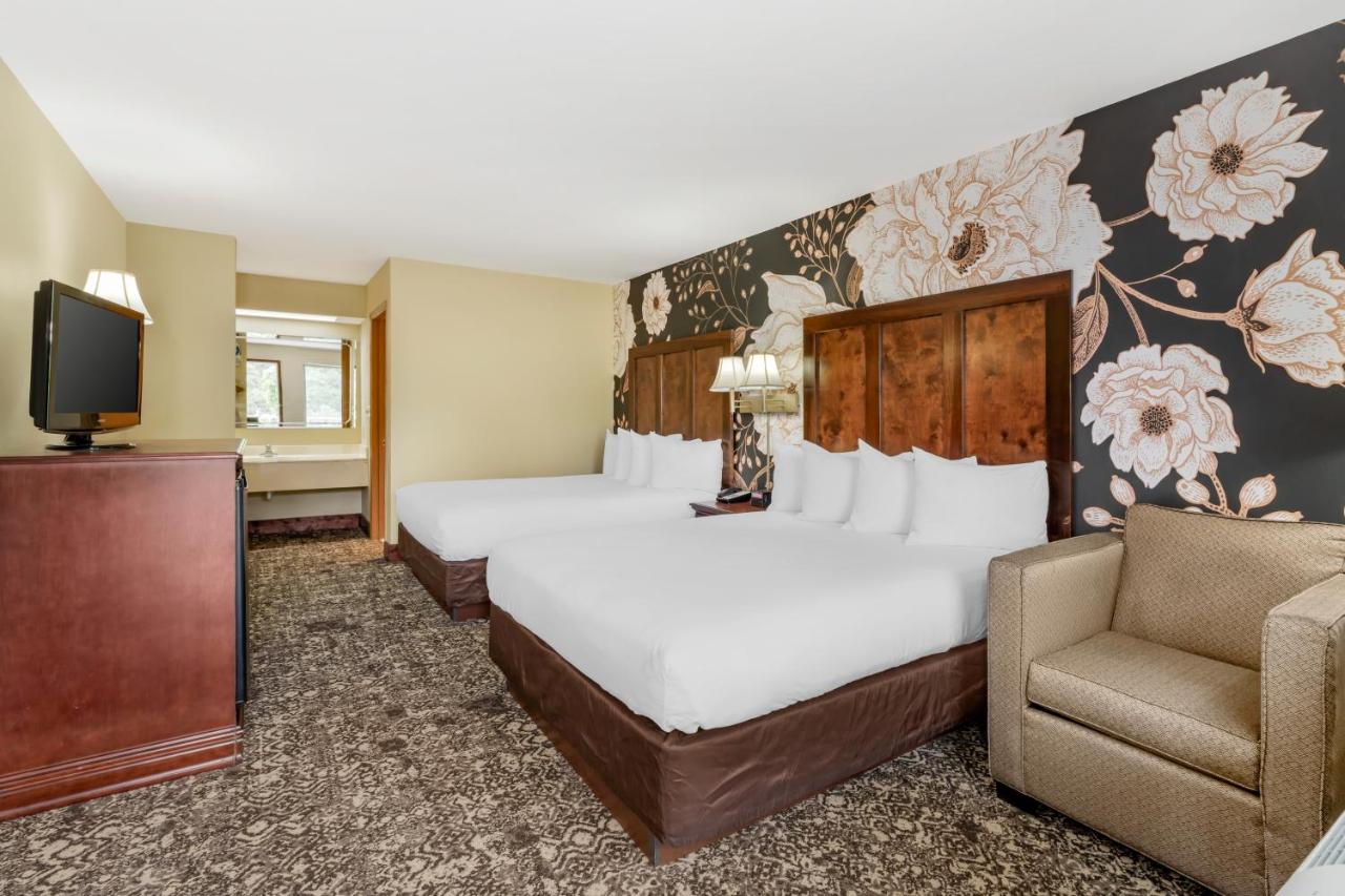 Queen Room with Two Queen Beds - Non-Smoking at Quality Inn Eureka Springs South