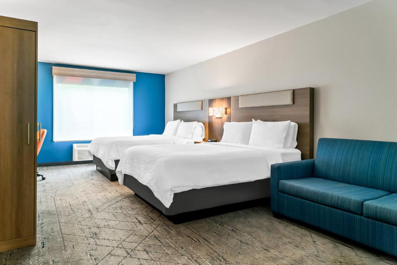 Queen Room with Two Queen Beds at Holiday Inn Express Lapeer by IHG