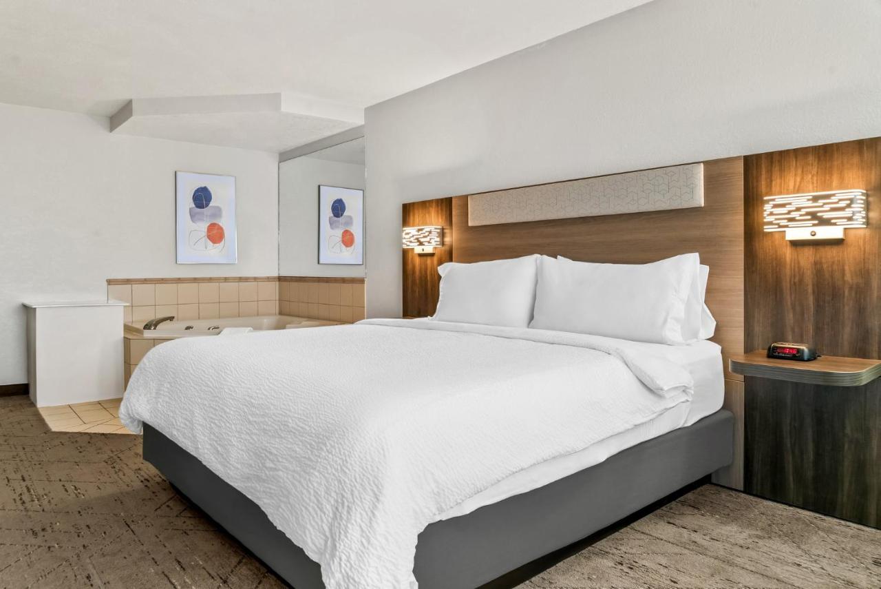 King Room with Spa Bath at Holiday Inn Express Lapeer by IHG