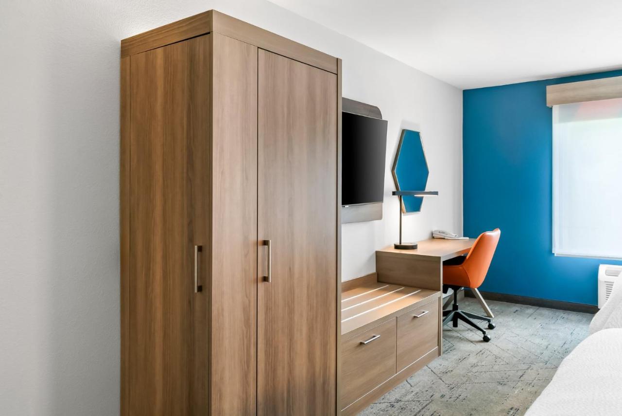| Holiday Inn Express Lapeer, an IHG Hotel