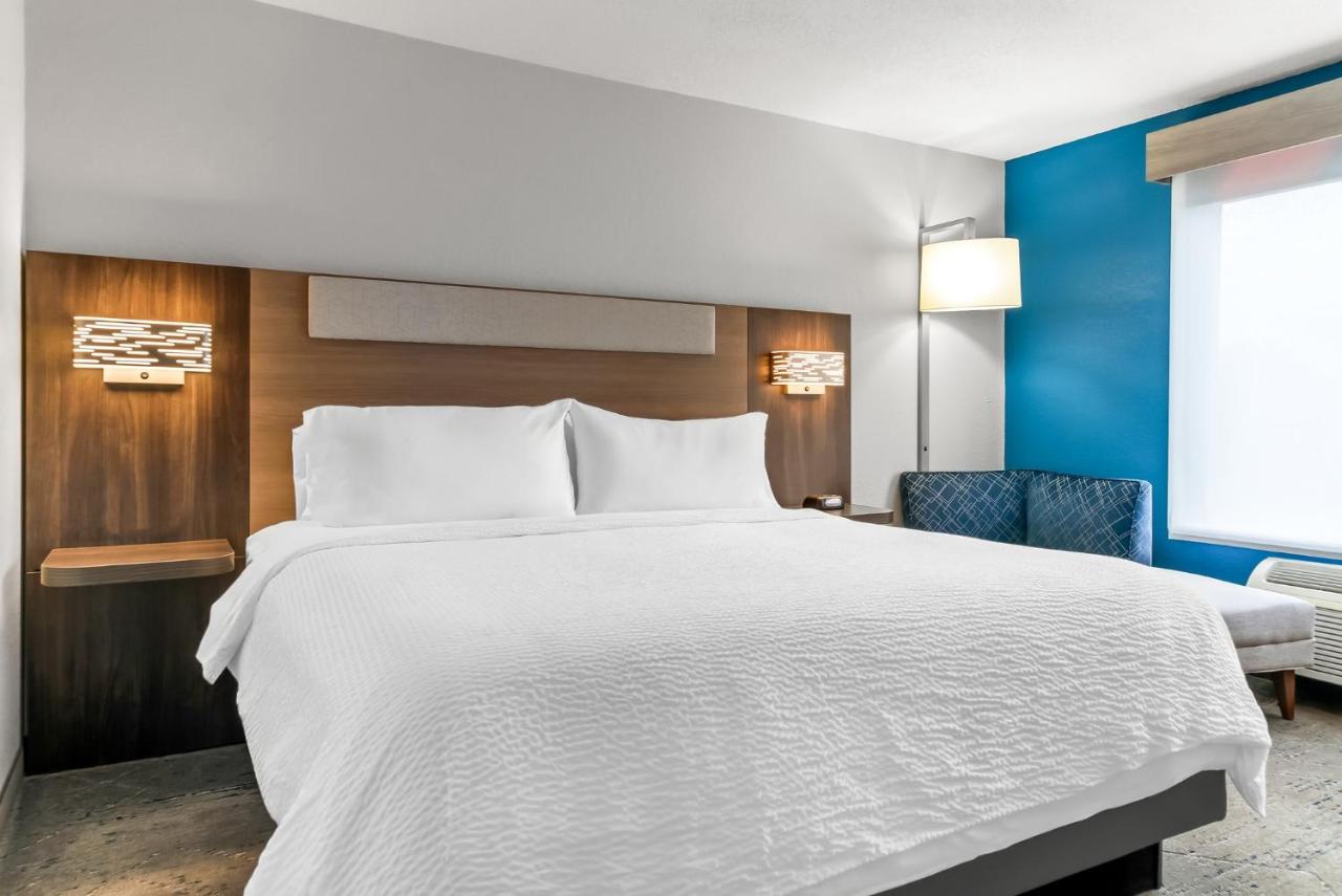 | Holiday Inn Express Lapeer, an IHG Hotel
