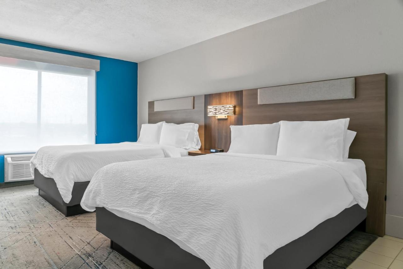 Queen Room with Spa Bath at Holiday Inn Express Lapeer by IHG