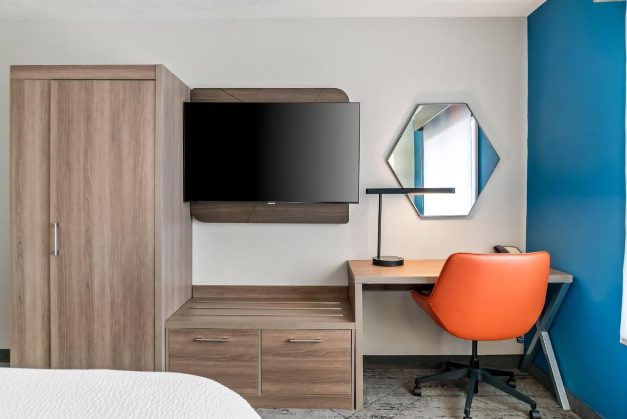 Queen Room at Holiday Inn Express Lapeer by IHG