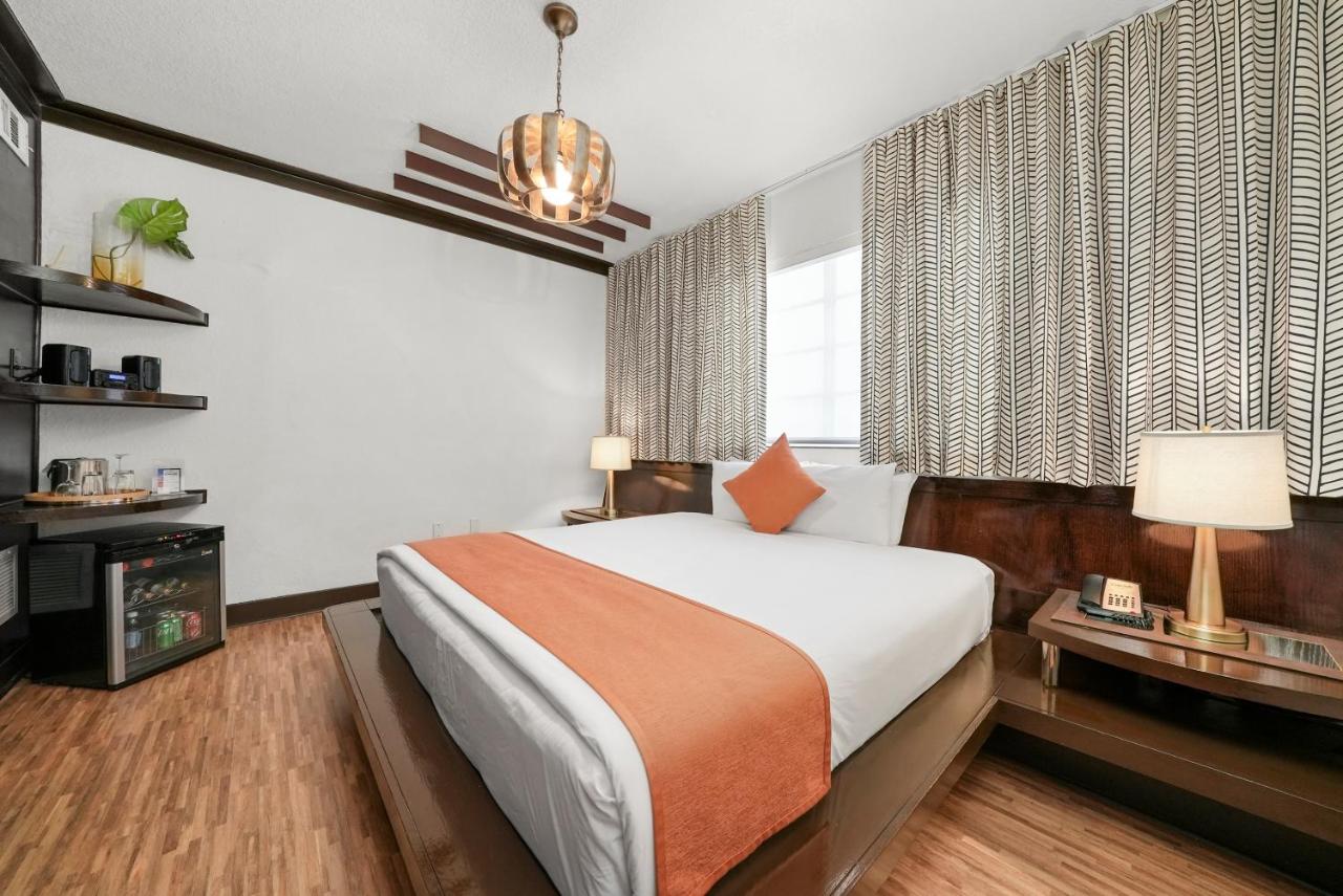 Queen Room at Hotel Chelsea