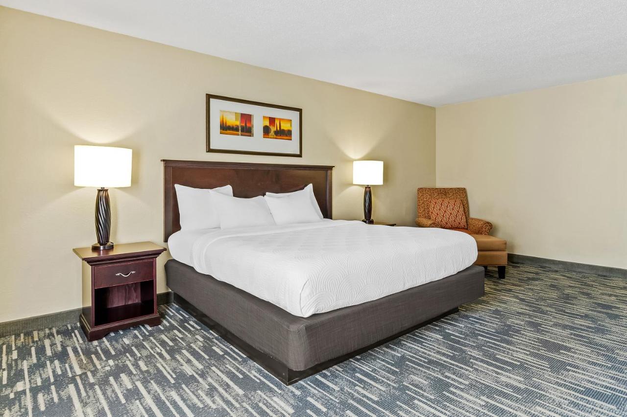 King Room with Roll-In Shower - Disability Access at Country Inn & Suites by Radisson, Princeton, WV