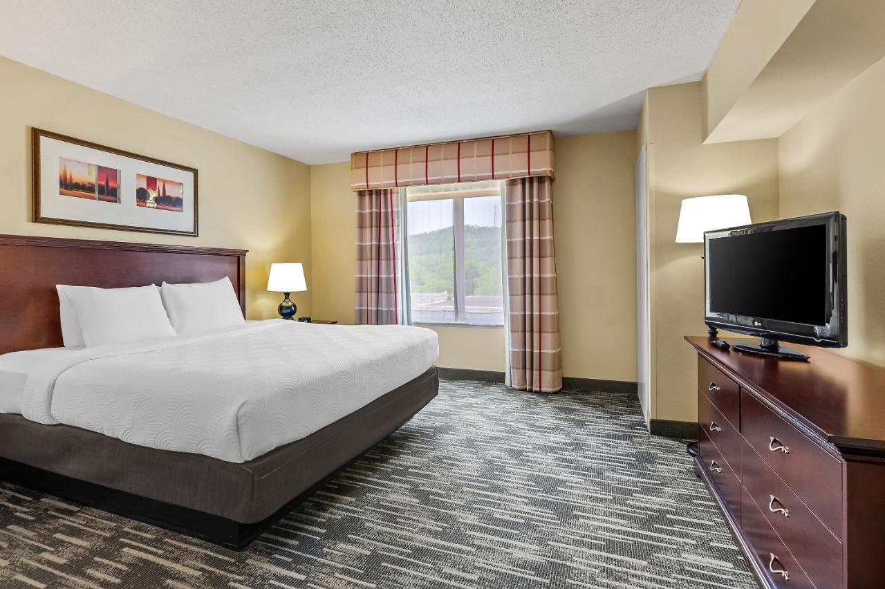 King Suite with Whirlpool - Non-Smoking at Country Inn & Suites by Radisson, Princeton, WV