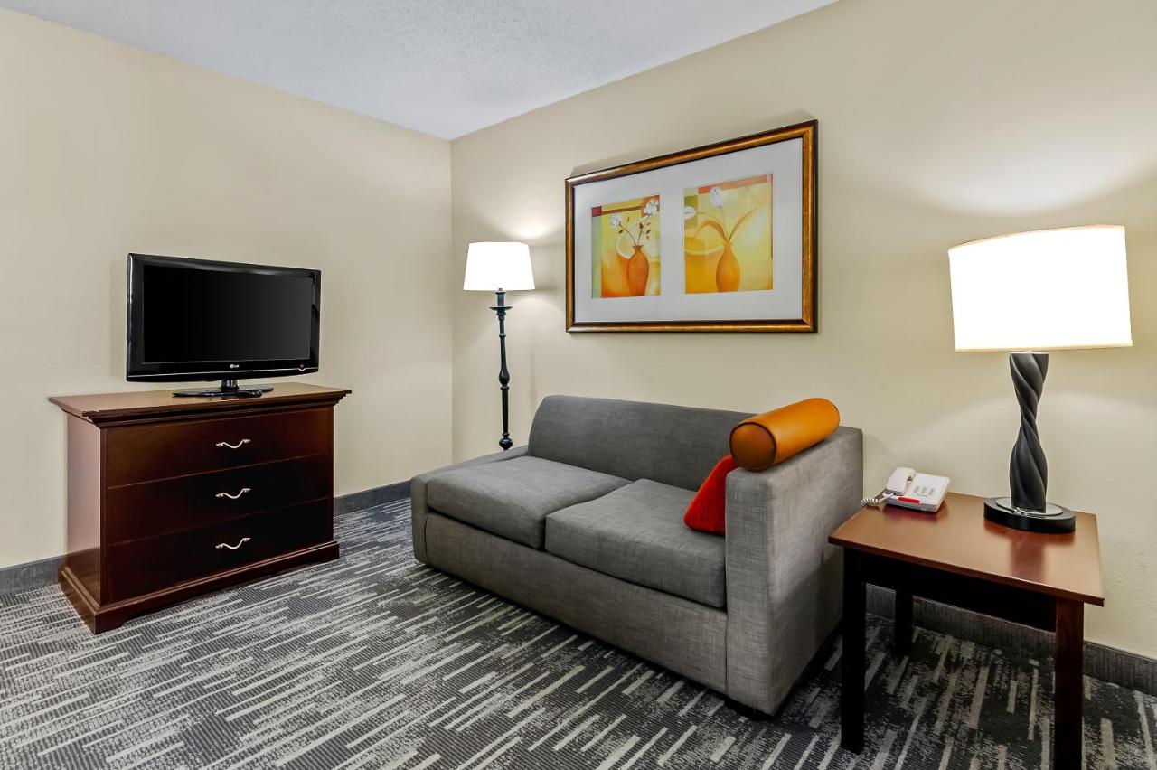 King Suite with Whirlpool - Non-Smoking at Country Inn & Suites by Radisson, Princeton, WV
