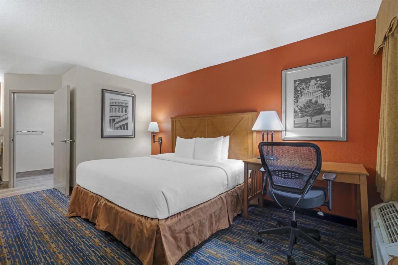 King Room with Bath Tub - Disability Access - Non-Smoking at Best Western Dulles Airport Inn