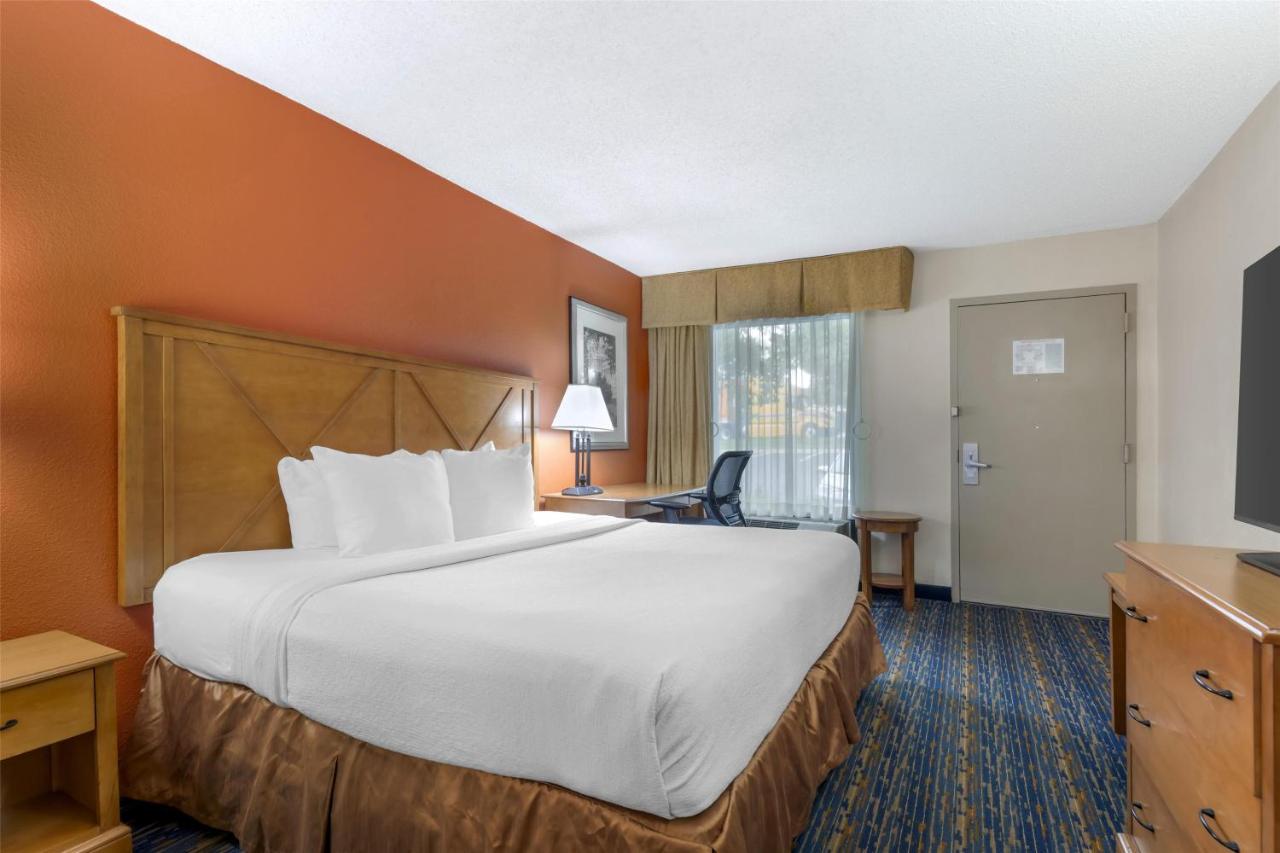 King Room with Bath Tub - Disability Access - Non-Smoking at Best Western Dulles Airport Inn