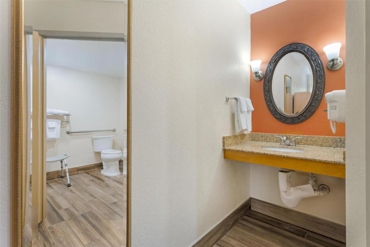 King Room with Bath Tub - Disability Access - Non-Smoking at Best Western Dulles Airport Inn