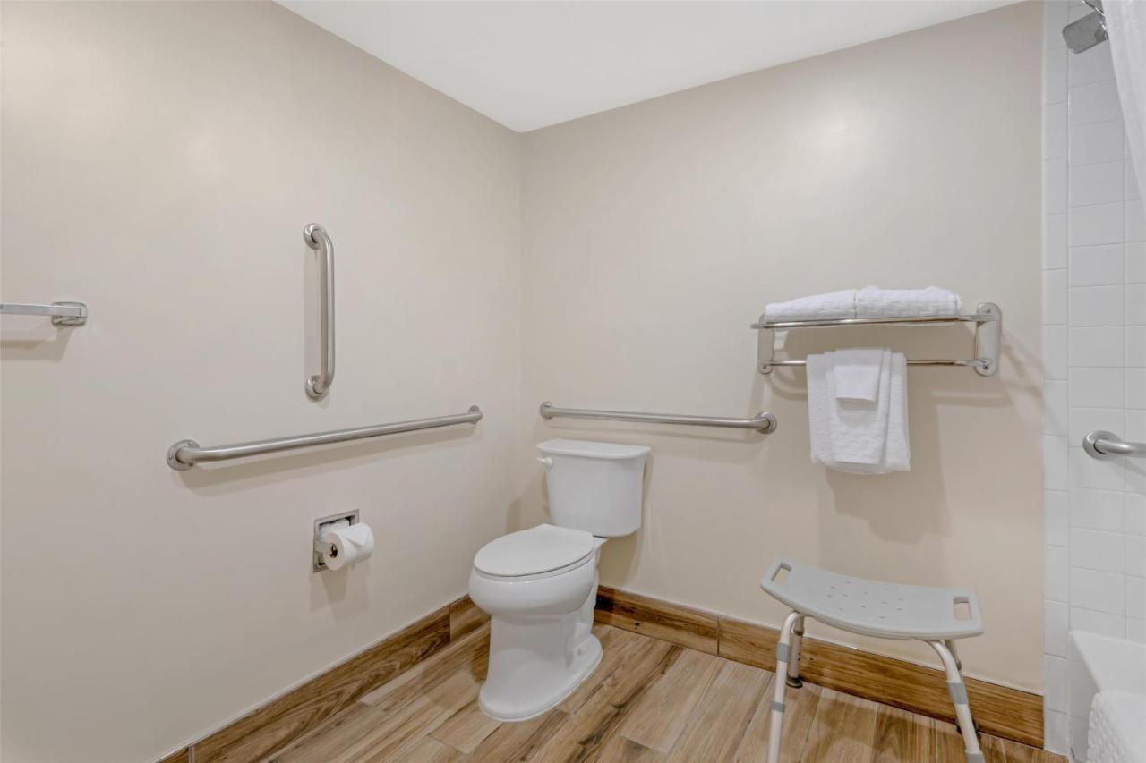 King Room with Bath Tub - Disability Access - Non-Smoking at Best Western Dulles Airport Inn