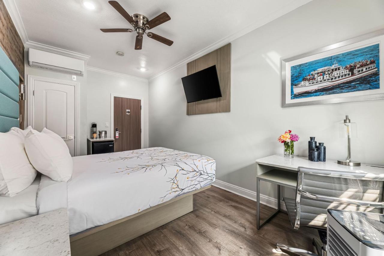 Deluxe Queen Room at Lumea by the Sea Long Beach Convention Center