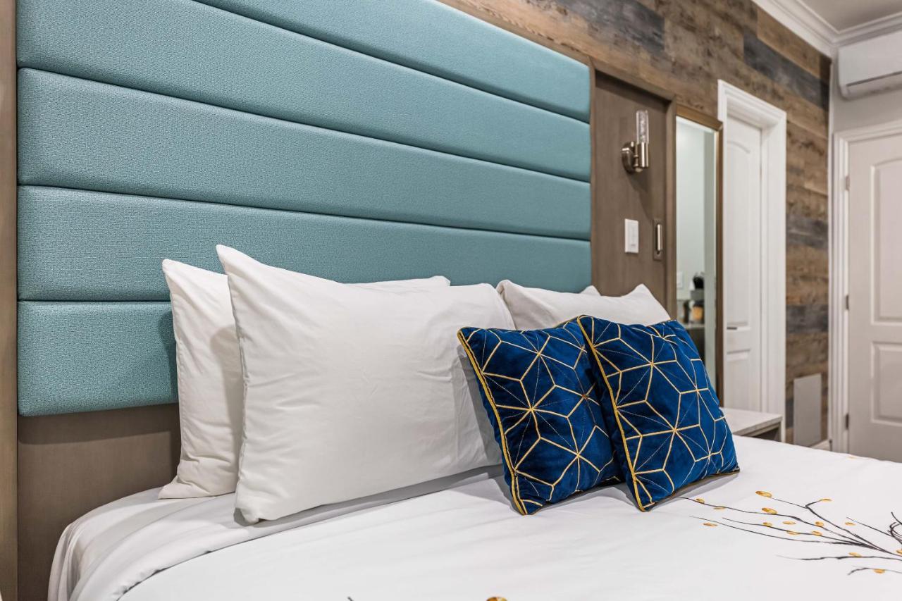 Deluxe Queen Room at Lumea by the Sea Long Beach Convention Center
