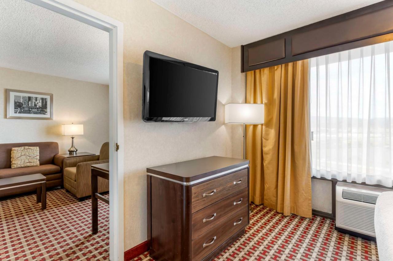 Queen Suite - Non-Smoking at Best Western Plus Grosvenor Airport Hotel