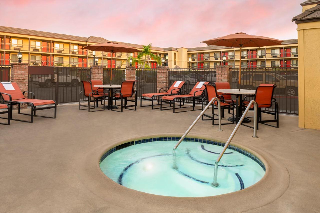 | Best Western Plus Raffles Inn & Suites