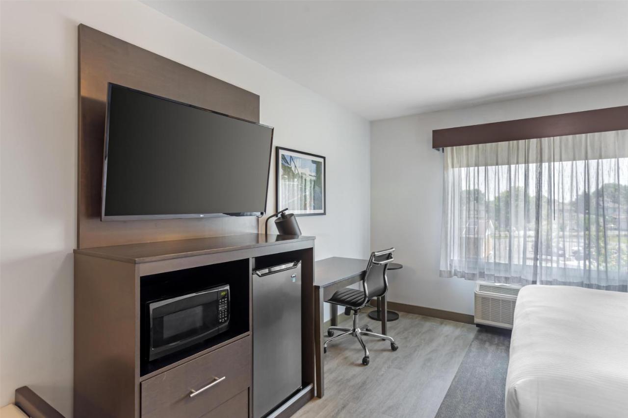 King Room with Sofa Bed at Best Western Plus Hershey