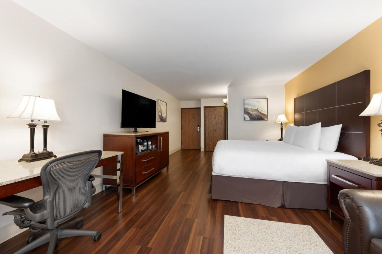 | Wyndham Riverfront Hotel