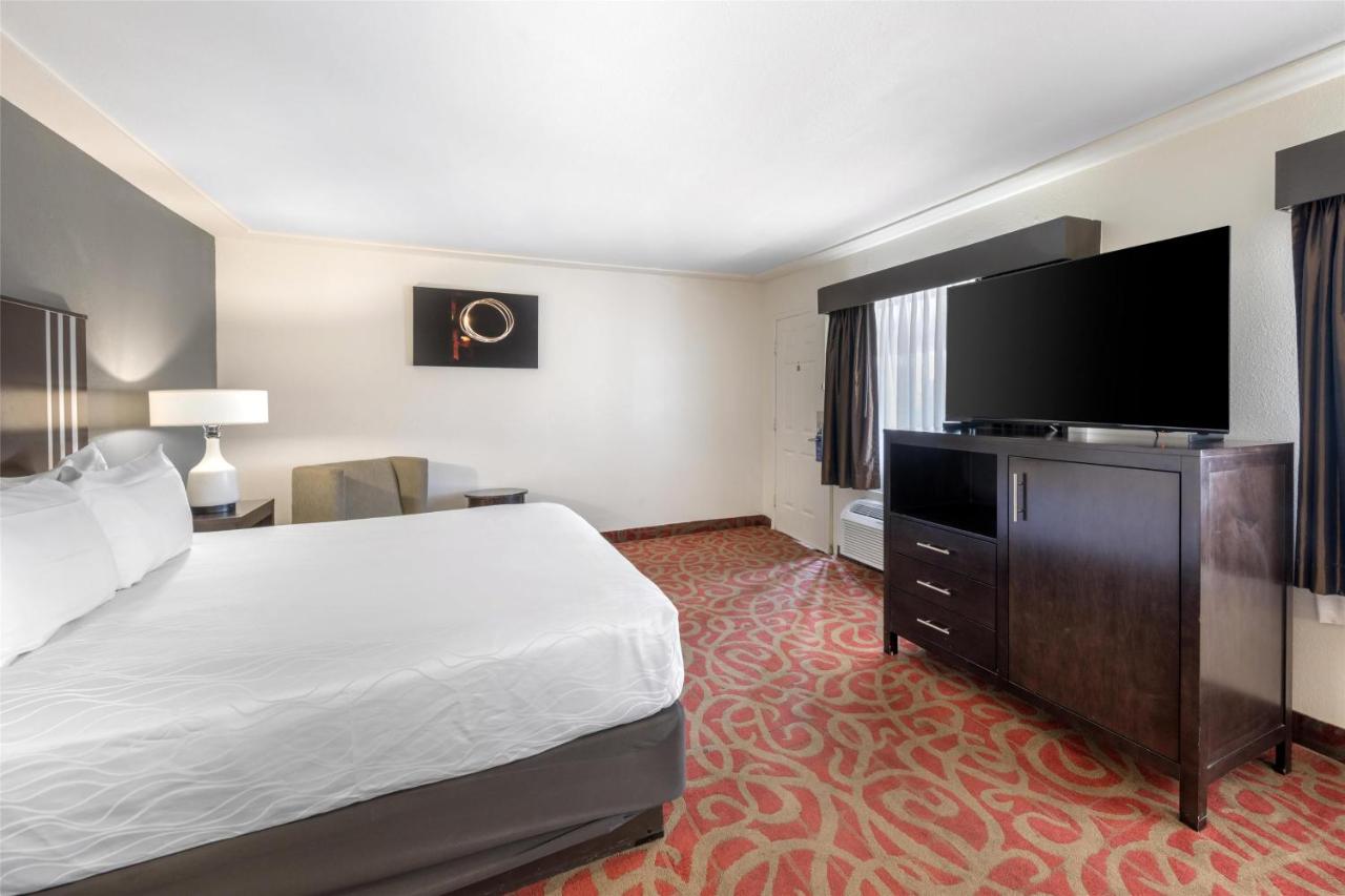 King Room with Kitchen at Best Western Pahrump Oasis