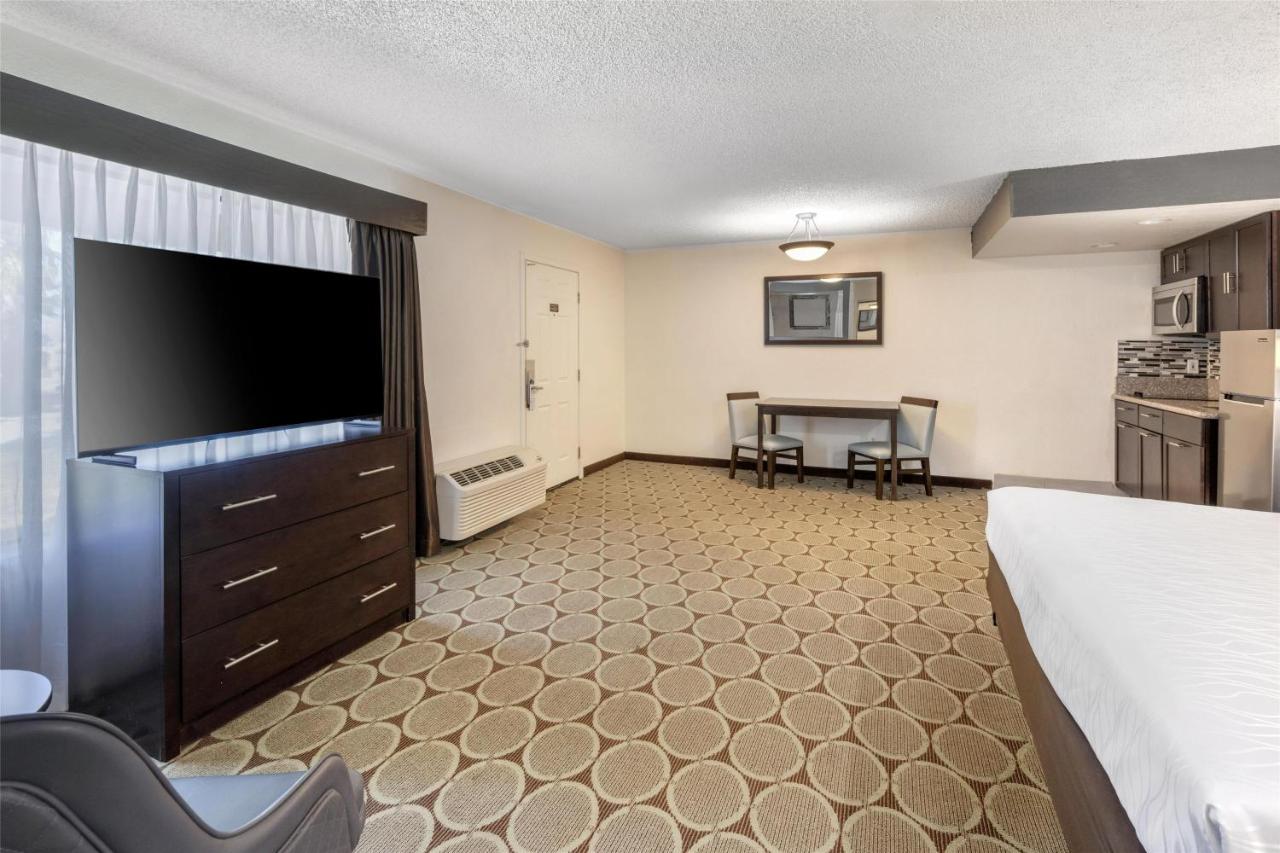 King Room with Hot Tub - Non-Smoking at Best Western Pahrump Oasis