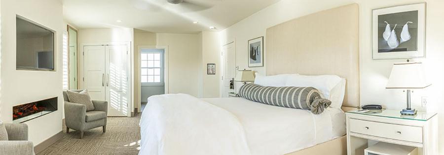 Deluxe King Room at SENZA Hotel