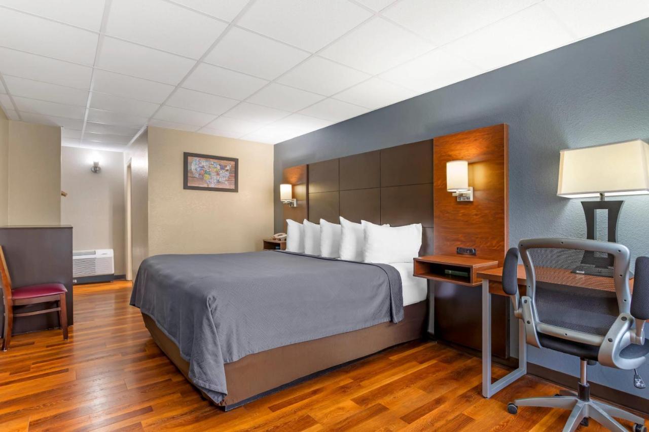 King Room - Non-Smoking at Econo Lodge Inn & Suites Gatlinburg at the Convention Center