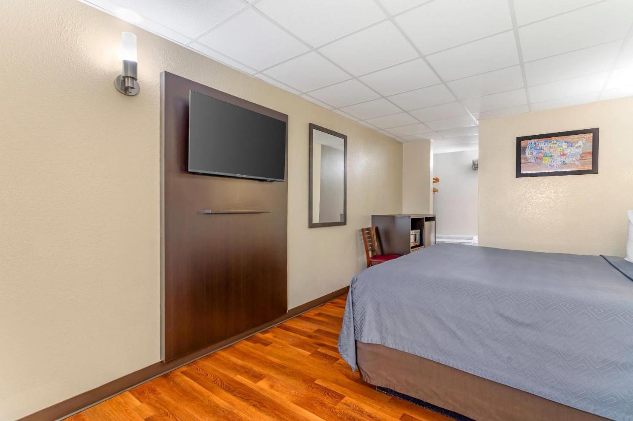 King Room - Non-Smoking at Econo Lodge Inn & Suites Gatlinburg at the Convention Center