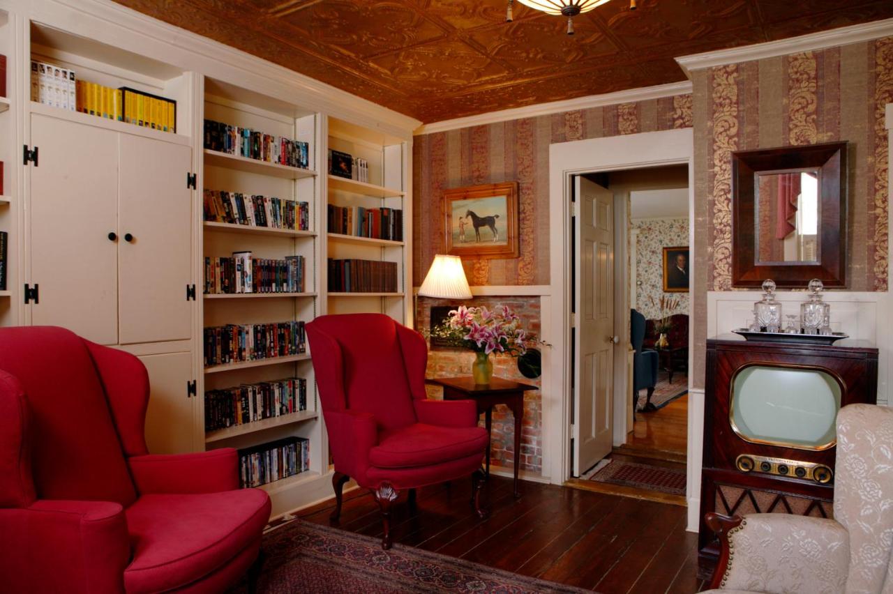 | Captain's House Inn