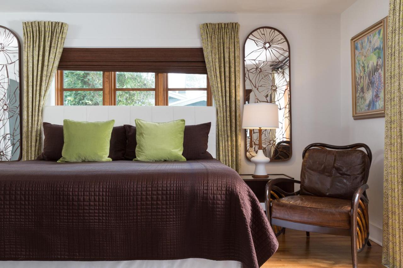 | Black Dolphin Inn