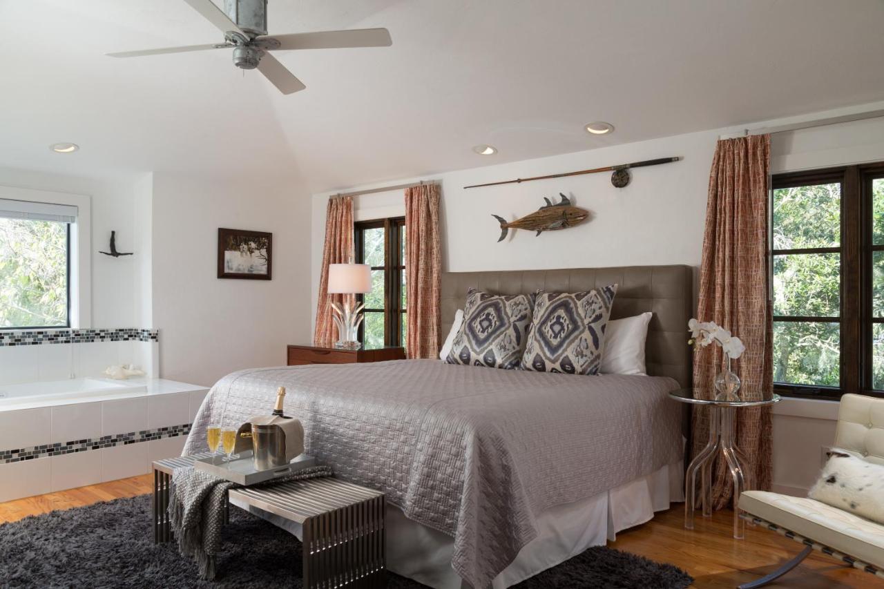 | Black Dolphin Inn