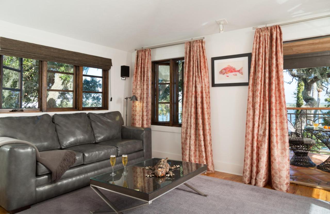 | Black Dolphin Inn