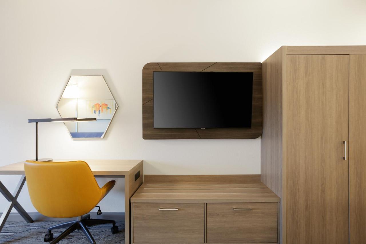 | Holiday Inn Express Hotel & Suites Cincinnati Southeast Newport, an IHG Hotel