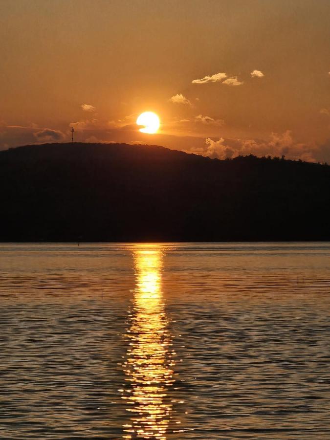 | Lake Shore Farm Inn