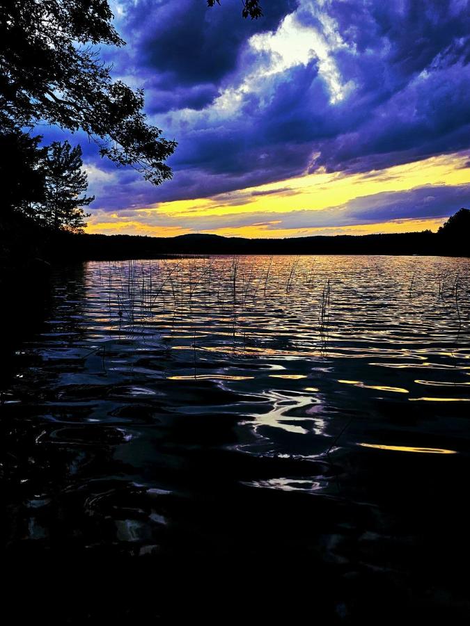 | Lake Shore Farm Inn