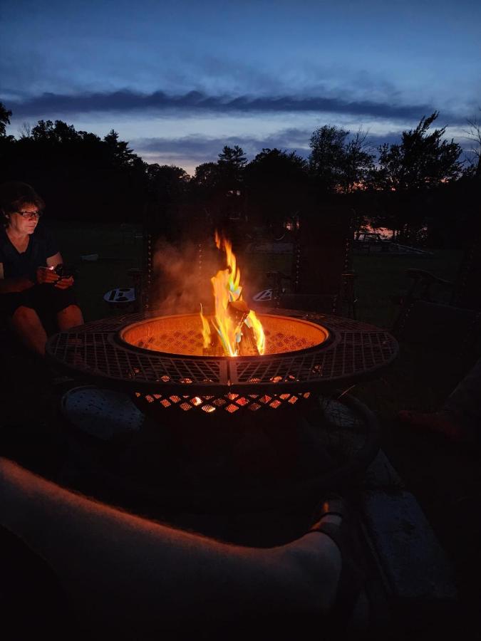 | Lake Shore Farm Inn