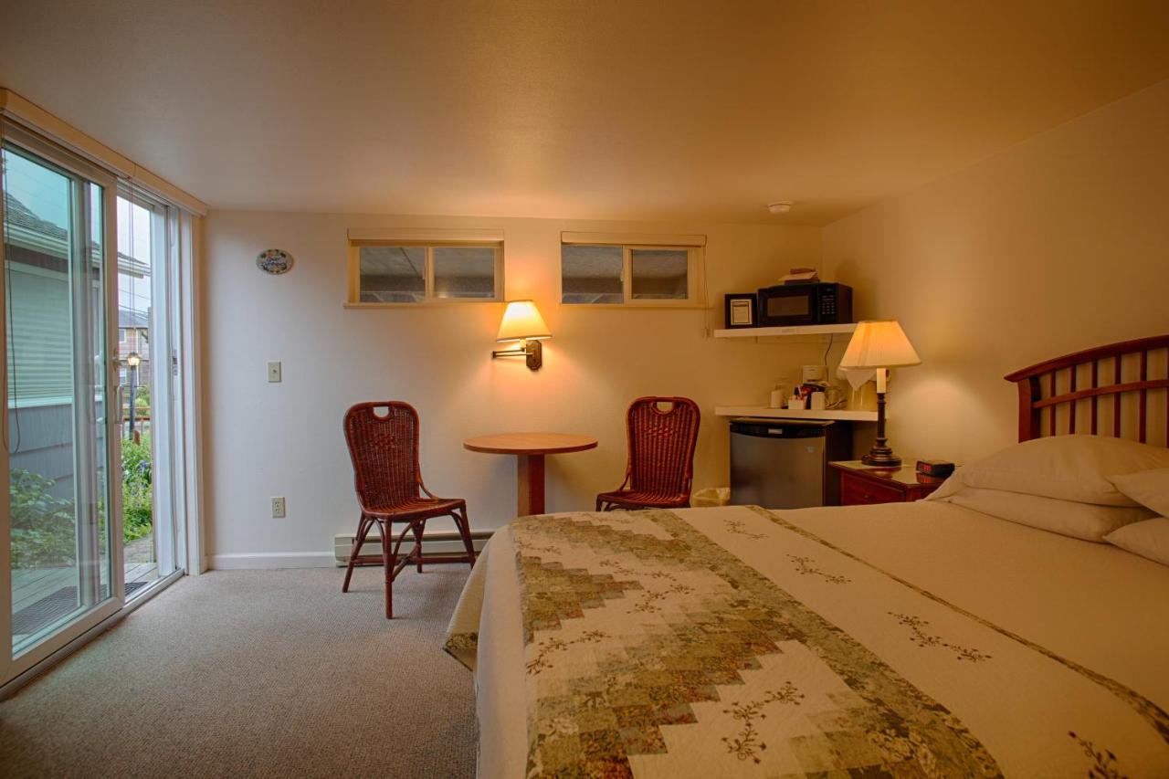 Argonauta Queen Room at The Waves