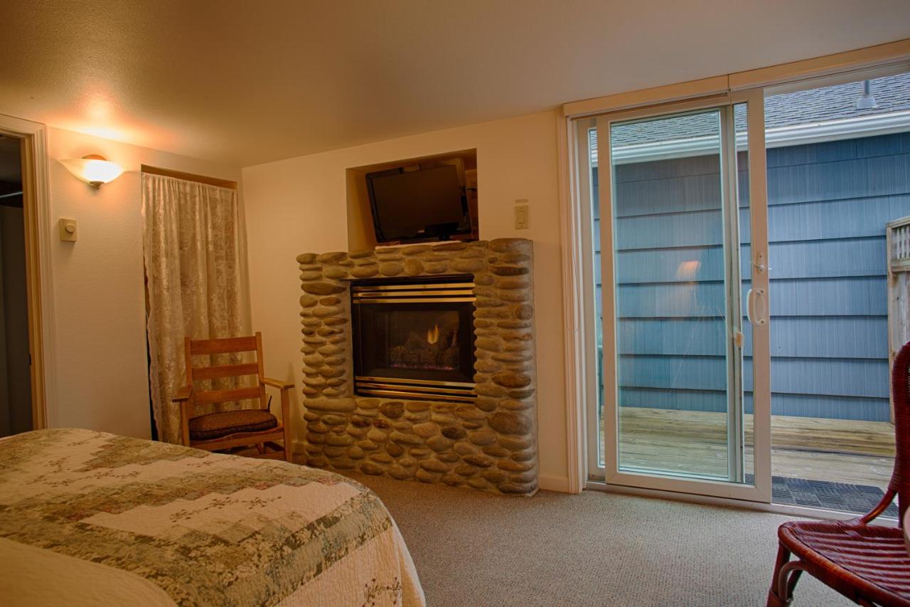 Argonauta Queen Room at The Waves