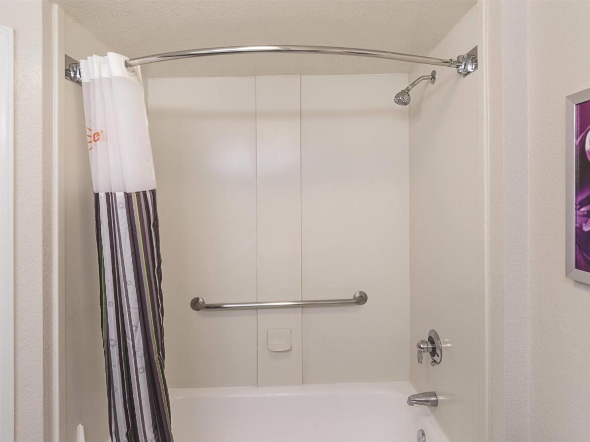 Deluxe King Room at La Quinta Inn & Suites by Wyndham Virginia Beach