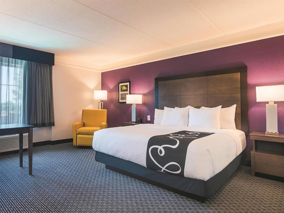 Deluxe King Room at La Quinta Inn & Suites by Wyndham Virginia Beach