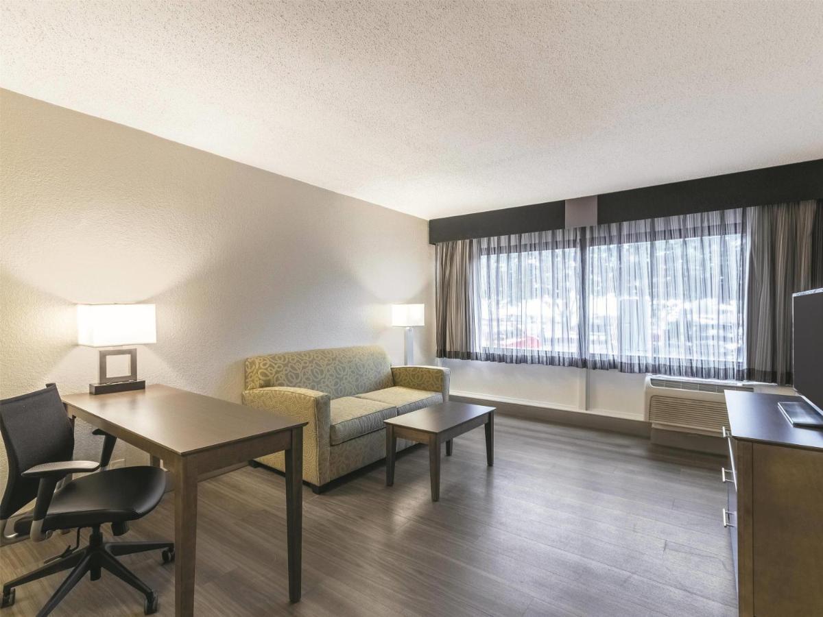 King Suite - Non-Smoking at La Quinta Inn & Suites by Wyndham Virginia Beach