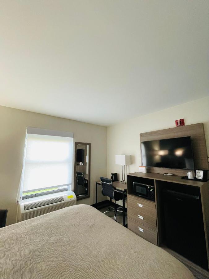 Queen Room - Accessible/Non-Smoking/Pet Friendly at Quality Inn Washington